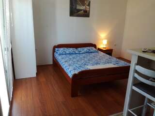 Гостевой дом Rooms In Подгорица Двухместный номер с 1 кроватью, балконом и ванной комнатой-1