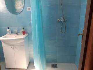 Гостевой дом Rooms In Подгорица Трехместный номер с общей ванной комнатой-3