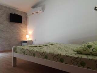 Гостевой дом Rooms In Подгорица Двухместный номер с 1 кроватью, балконом и ванной комнатой-2