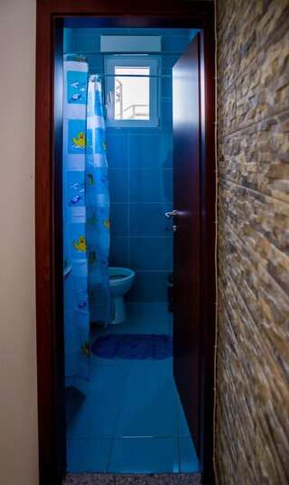 Гостевой дом Rooms In Подгорица Двухместный номер с 1 кроватью, балконом и ванной комнатой-11