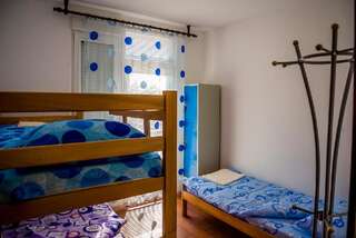 Гостевой дом Rooms In Подгорица Трехместный номер с общей ванной комнатой-10