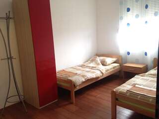 Гостевой дом Rooms In Подгорица Стандартный двухместный номер с 2 отдельными кроватями и общей ванной комнатой-11