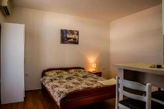 Гостевой дом Rooms In Подгорица Двухместный номер с 1 кроватью, балконом и ванной комнатой-4