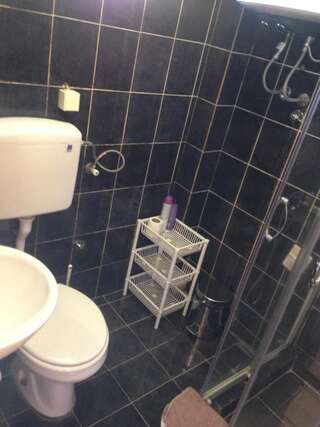 Гостевой дом Rooms In Подгорица Двухместный номер с 2 отдельными кроватями и общей ванной комнатой-24