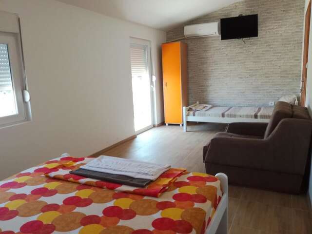 Гостевой дом Rooms In Подгорица-11